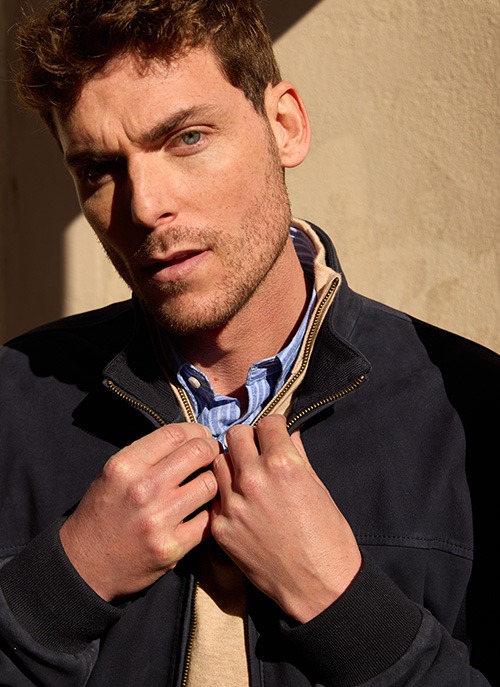 Homme portant une veste en cuir suédé marron, style casual élégant.