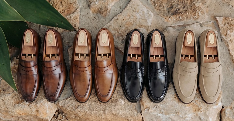 Sélection de mocassins homme en cuir avec embauchoirs en bois, disponibles en marron, noir et beige