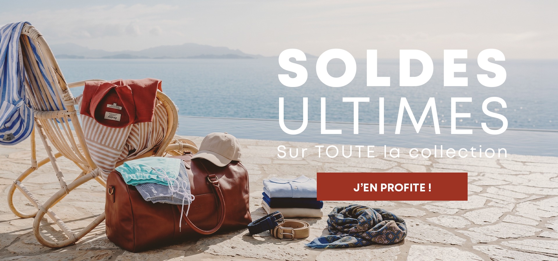 Homme en polo bordeaux entouré de mocassins