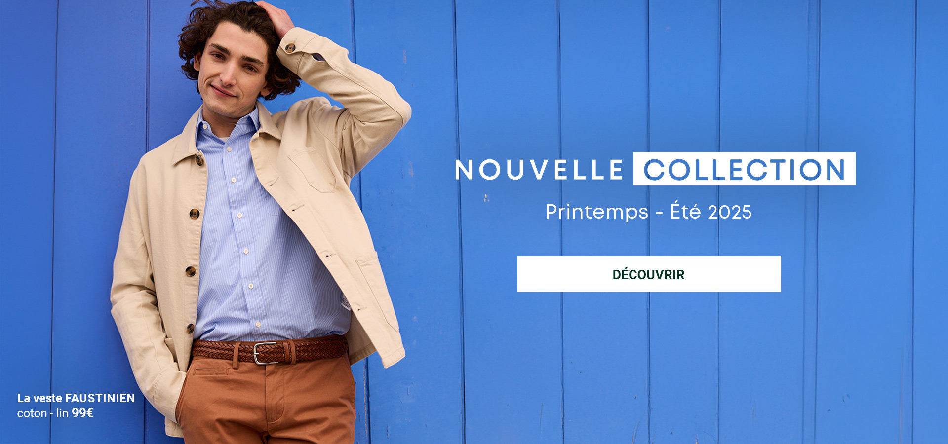 Homme portant une veste beige en coton-lin sur une chemise bleue rayée. Collection Printemps-Été 2025