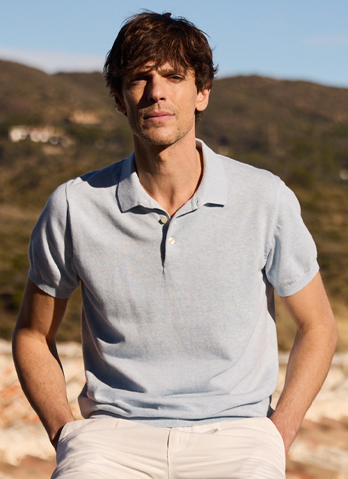 Homme portant un polo en maille gris clair