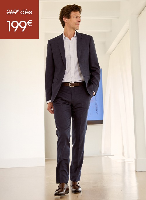 Homme portant un costume bleu