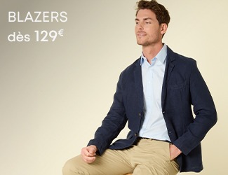 Homme portant un blazer bleu marine avec pantalon beige