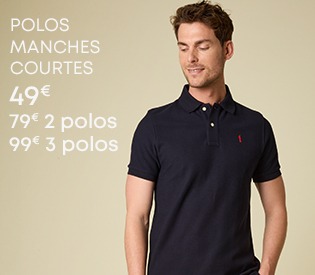 Homme portant un polo bleu marine à manches courtes
