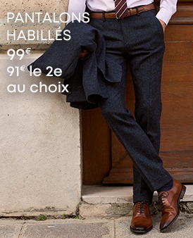 Homme portant un pantalon habillé gris anthracite avec chaussures en cuir marron