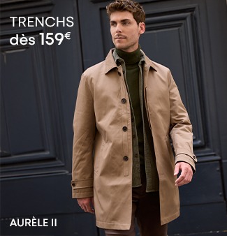 Homme portant un trench beige