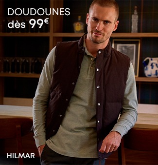 Homme portant une doudoune sans manches marron sur un polo vert
